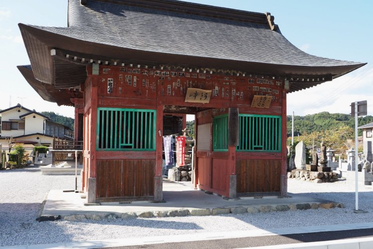 札所五番の語歌堂。近くの長興寺が納経所になっている。