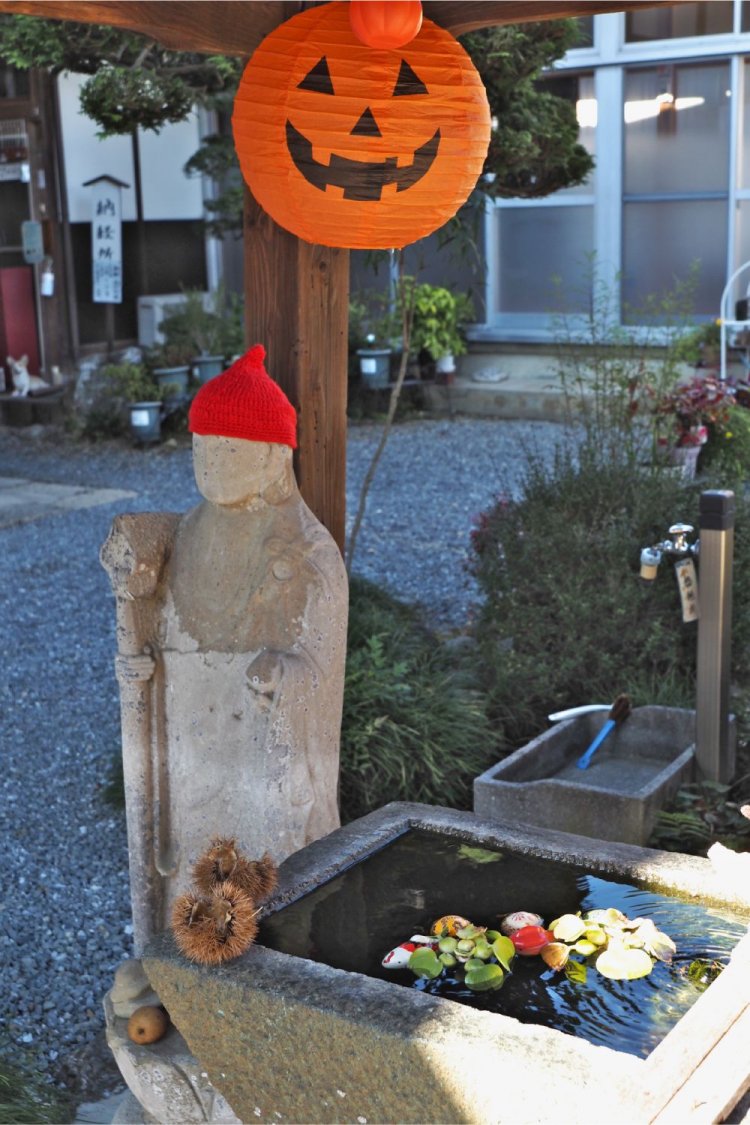 札所十番の大慈寺にはハロウィーンのカボチャが飾ってあった。