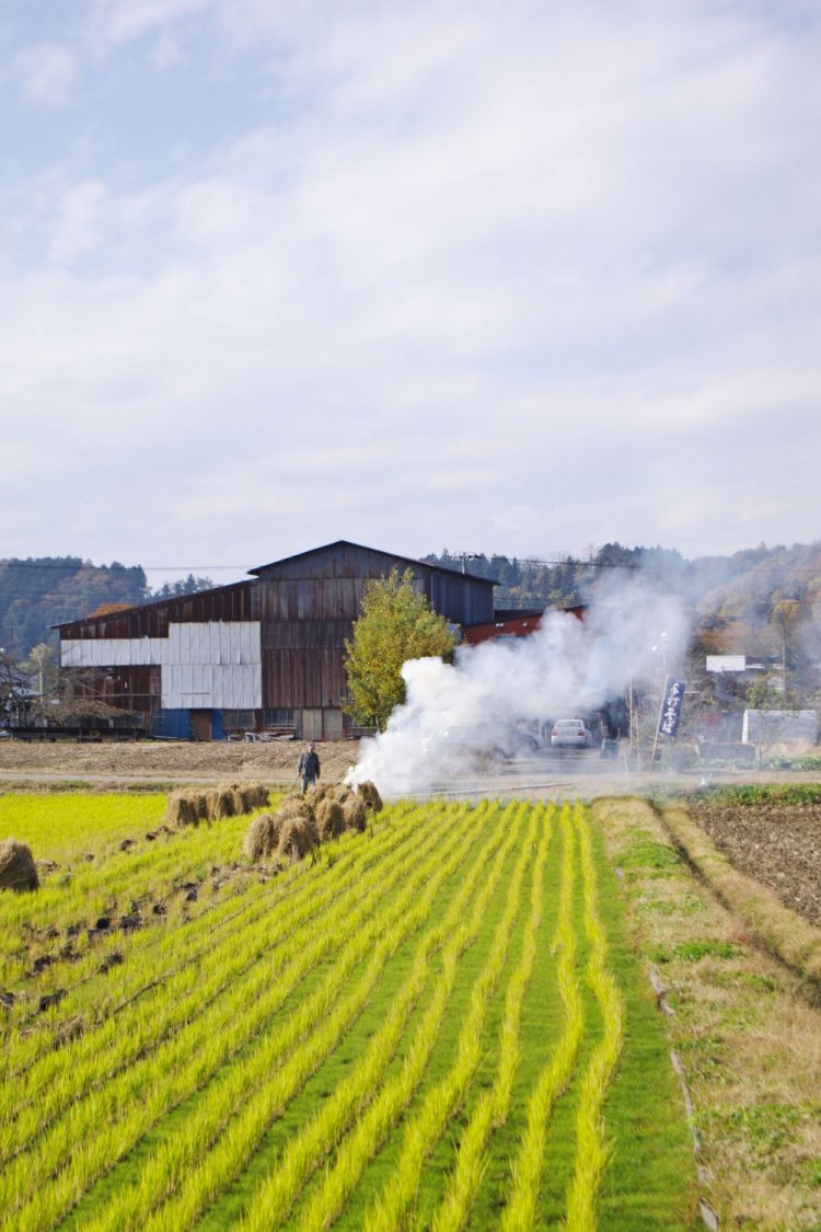 稲刈りの終わった田んぼでは藁（わら）を燃やしていた。煙が郷愁を誘う。
