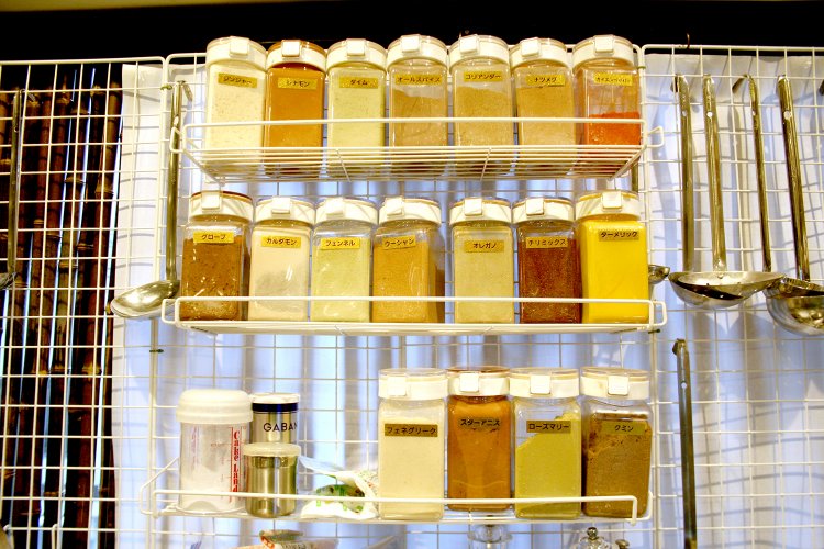 厨房に並ぶスパイスたち。キーマカレーにはここにあるスパイスが全種類入っているそう。