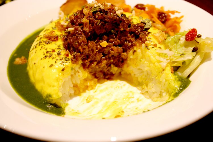 ドーナツ状に盛られたご飯の中心にはキーマカレーがぎっしり。