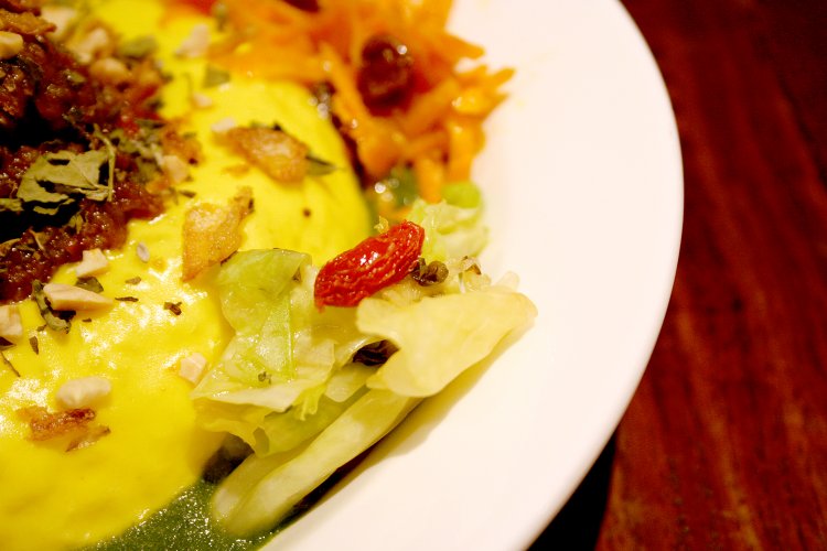 シャクシャクとした食感で箸休めにぴったりなキャベツとクコの実の塩こうじ漬け。しその実がフワッと香る。