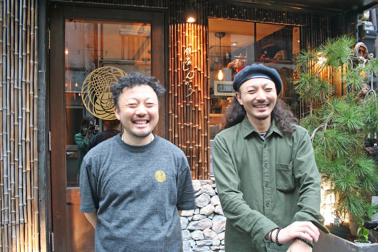 店主の康介さんと、薬膳コーディネーターの資格を持つ弟の隼平さん。お2人のお母様も岩手から上京し、お店を手伝っている。