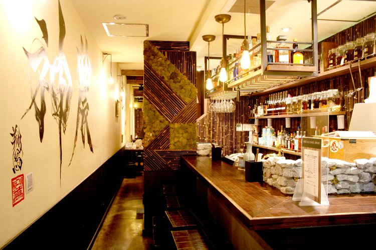 入り口近くの壁には大きな「神農（しんのう）」の文字。神農とは古代中国の農耕と医薬の神様のこと。