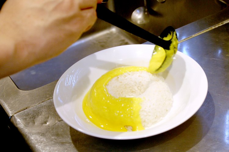 ターメリックを混ぜることできれいな黄色になったモルネ―ソースは『銀座しんのう』のオリジナル。