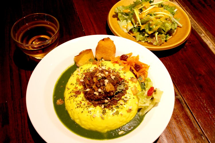 薬膳チーズキーマカレー1600円。薬膳ドレッシングのサラダとお茶付き。お茶は日替わりの薬膳茶2種類が飲み放題。