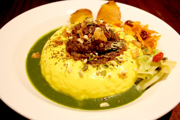 彩り豊かな盛り付け。緑色はホウレン草のヴィシソワーズ。