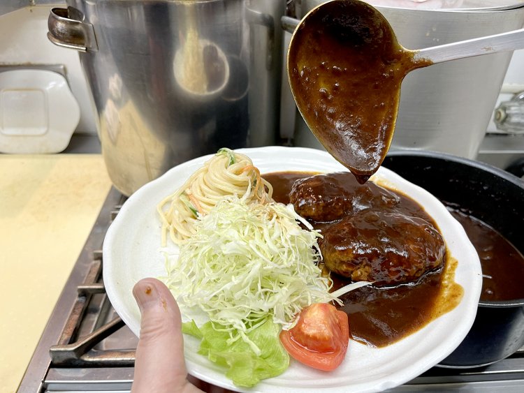 ハンバーグは1人前で2個付き、デミソースをたっぷりかけてくれる。