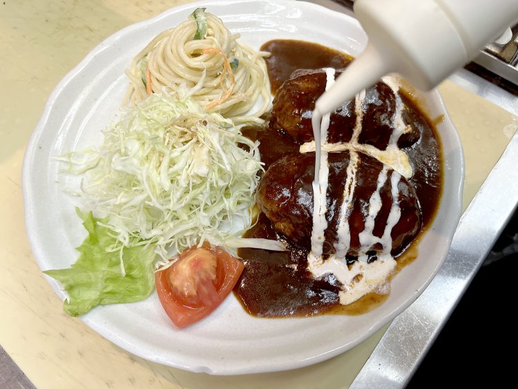 コク増しと美を兼ねる生クリーム。見ているだけで食欲のアクセルふかしちゃうよね〜。