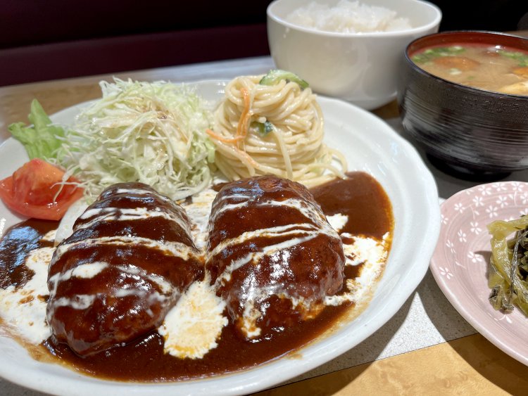 飴細工のように巻き巻きしたスパゲティサラダと、生クリームでお化粧したハンバーグがアーティスティックだ。