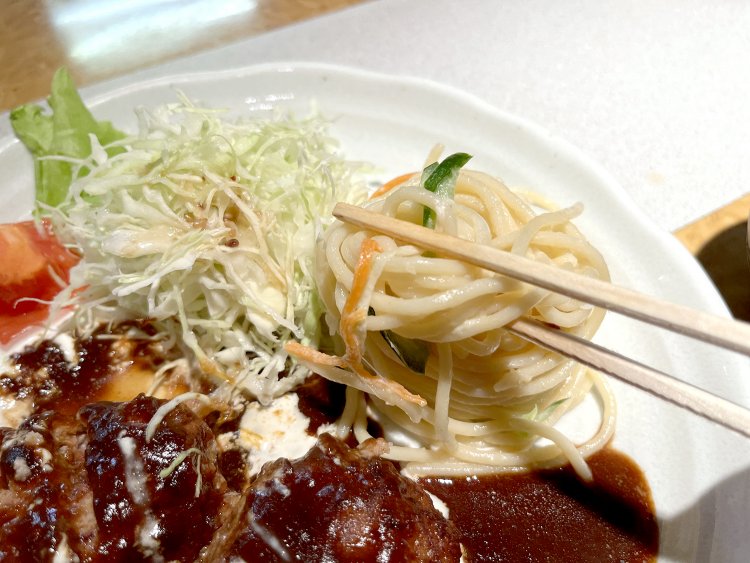 「特別なことはしていない」というが、スパゲティの固さと塩味が絶妙なスパゲティサラダ。野菜もシャキシャキ！