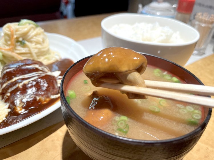 味噌汁はなめこと大根の2種から選べる。ジャンボななめこはインパクト大で味もいい。