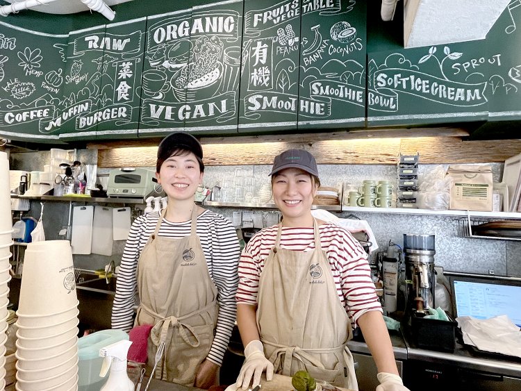 オーナーのお嬢さん・橋本萌衣さん（写真左）と店長の松本光代さん。お姉さんたちの笑顔で元気をフル充電。