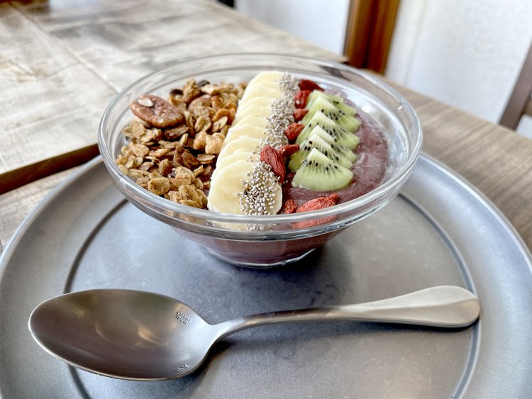 目にも美しいアサイーボウル1580円。