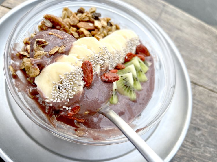 目にも美しいアサイーボウル1580円。よく混ぜるとよりおいしい。