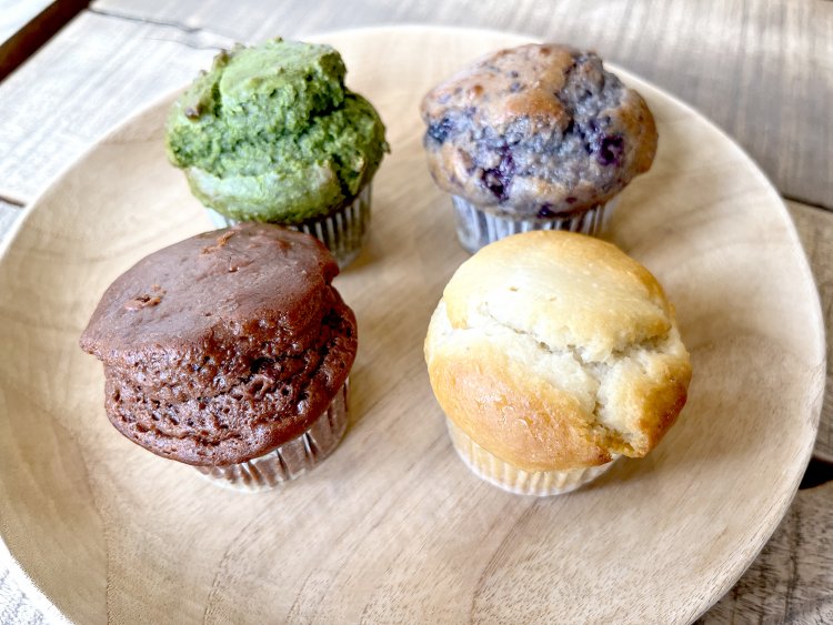 甘酒カカオマフィン、甘酒抹茶マフィン各380円、甘酒ブルーベリーマフィン、甘酒ココナッツマフィン360円。