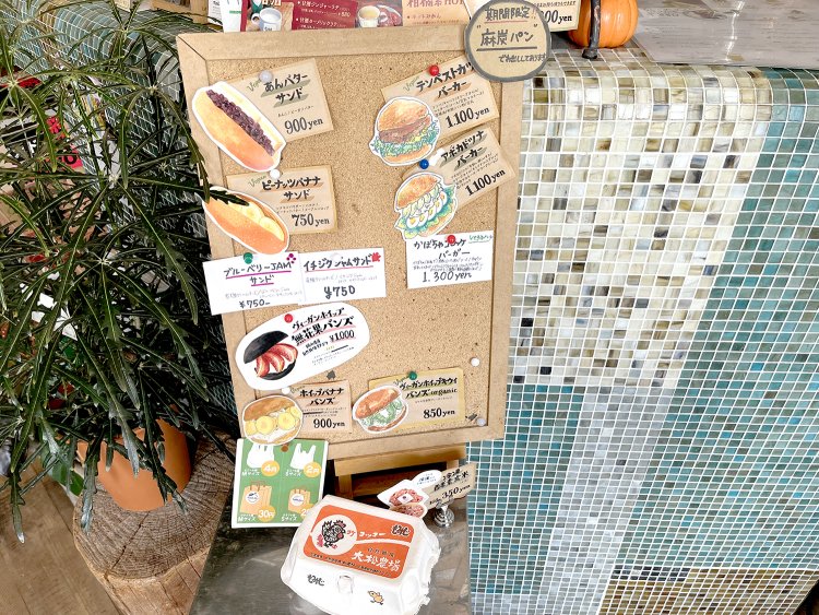 ハンバーガーやサンドイッチなども充実。ヘンプおにぎりと味噌汁のセットも好評だとか。