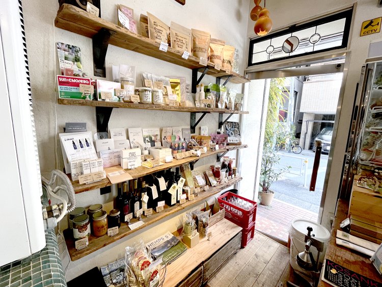 健康を意識している方にはうれしい食材を販売。３Fでは、プラントベースの料理教室も開催している。