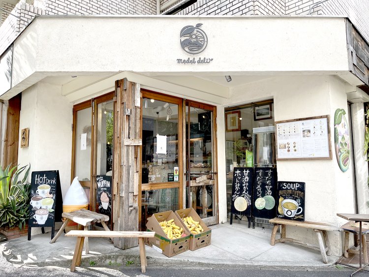 ハワイのロコに愛される気さくなカフェの雰囲気。