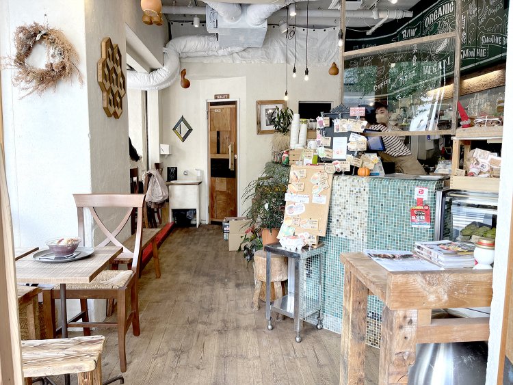 木や漆喰を基調にした落ち着ける店内。外のベンチも利用可能だ。