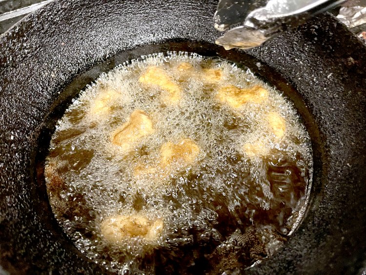 ニンニクをきかせた秘伝の醤油たれで下味をつけた植物肉の大豆ミートを植物油で揚げる。