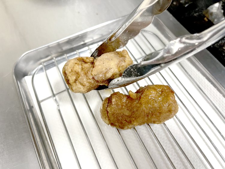 カリッとジューシーなユーリンチー。どこから見ても鶏の唐揚げだ！