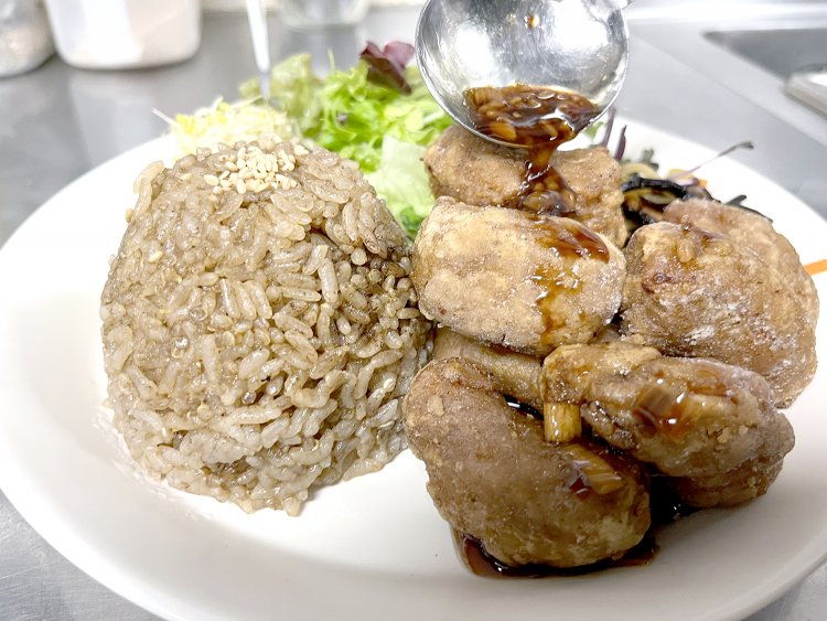 アツアツのうちに甘酸っぱいネギソースをかける。