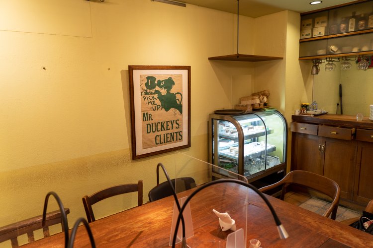 ビルの2階はカフェ。中山さんの妻が作るケーキも食べられる。