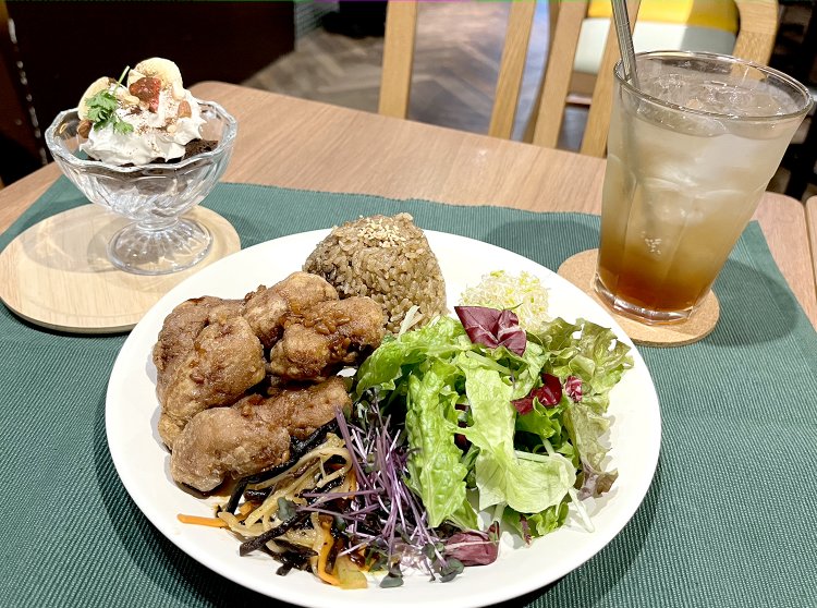 ユーリンチープレートとセットデザートのデトックスプチパフェ、セットドリンクの酵素ソーダ。