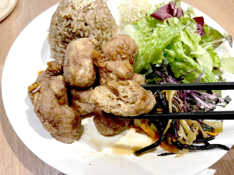 お麩のような感じだが、ニンニク醤油の下味とネギソースがしみ込んでいてご飯にも合う。