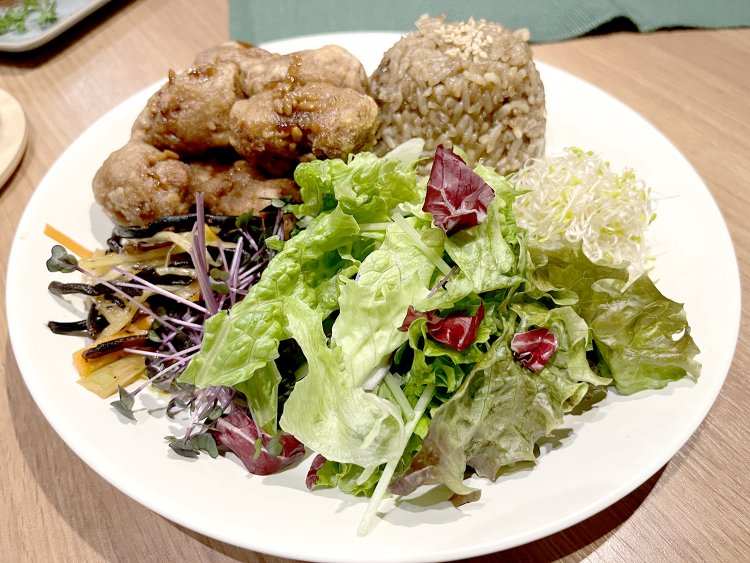 シャキシャキで新鮮なサラダが山盛り。