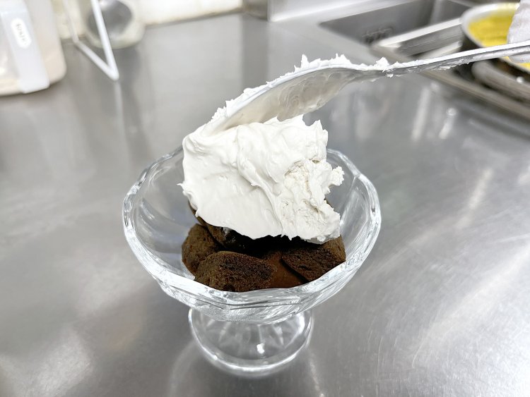 プチパフェの底には、グルテンフリーで食物繊維が豊富な焙煎玄米粉とそば粉を使ったデトックスブラウンパンケーキと豆乳ホイップのクリームがたっぷり。