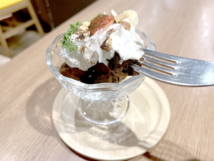 フルーツやナッツもトッピングされている。クリームだけを食べてみると大豆の香りやあっさり感はあるが、しっかり甘さもあって十分満足。