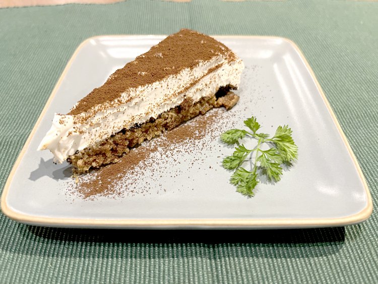 コーヒーをしみ込ませたしっとり生地に、レモンの酸味がきいた豆乳クリームがたっぷり乗ったレモン豆乳ティラミスは店内のみの提供。