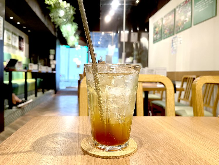 酵素ドリンクを炭酸水で割った酵素ソーダ（単品は580円）。梅ジュースのような酸味とハチミツのような甘味があってスカッとさわやか〜。ステンレス製のストローで提供し環境にも配慮されている。
