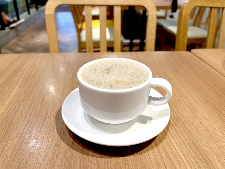 焙煎玄米ブラウンティーは、ホットとアイスがあり単品580円。コーヒーのように香ばしくて苦味もあるがノンカフェインで体にやさしい。