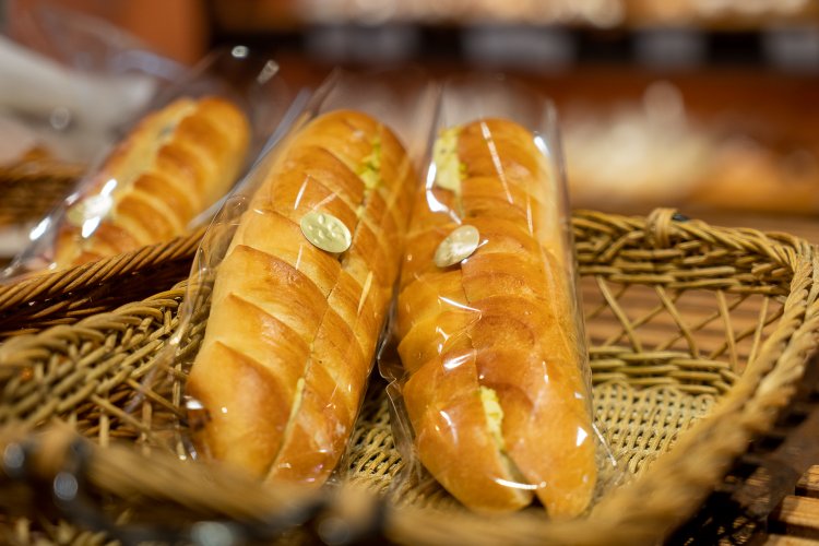 ピスタチオのヴィエノワ260円。ソフトでリッチな食感の生地にフィリングがしっかり。ラムレーズンも人気。