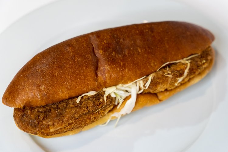 哲学サンド400円。コロッケはミンチ入りで、1つ食べればお腹いっぱいに。