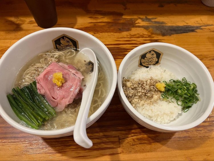 おすすめの真鯛らーめん雑炊セット1150円（税込）。雑炊の食べ方は三者三様。