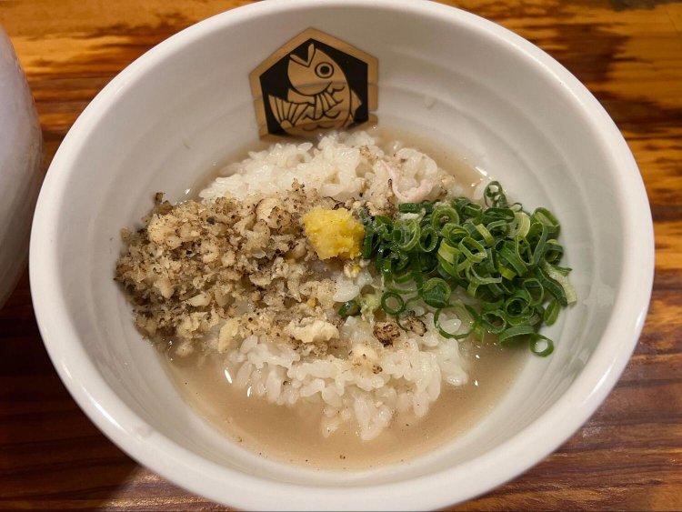 スープを入れた雑炊。鯛の味を思う存分楽しめる。