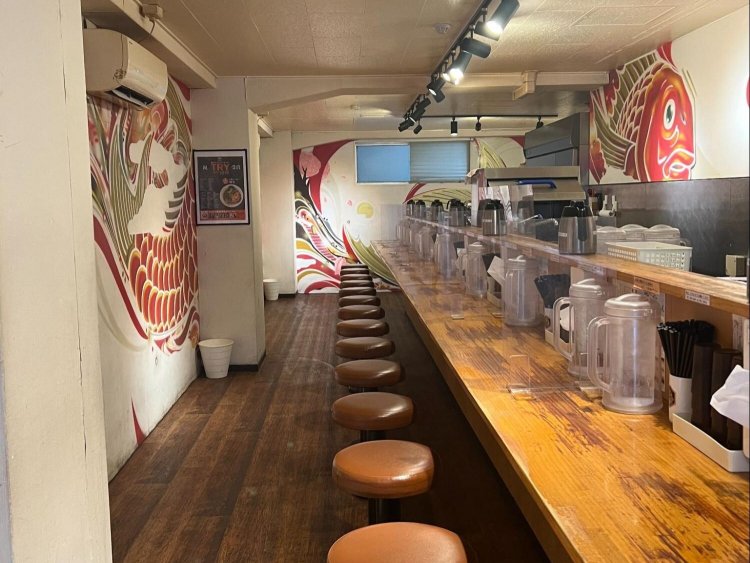 店内の壁至る所に鯛が描かれている。