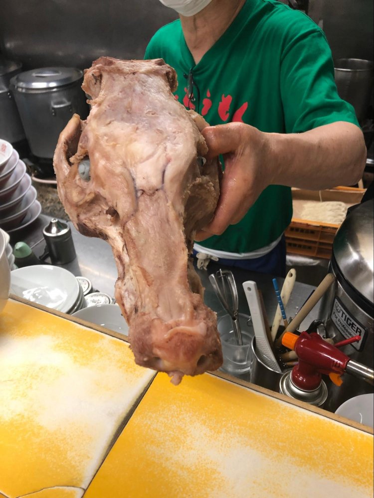 厳選された九州産のげんこつ（豚骨）を三日間強火で煮込み熟成させる。