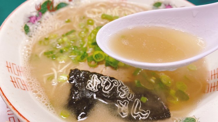 こってりとクセになる豚骨スープ。