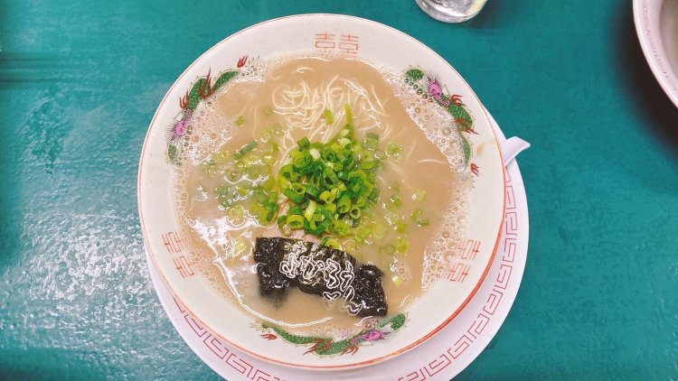 シンプルで無駄を感じさせない代表的な博多ラーメン。