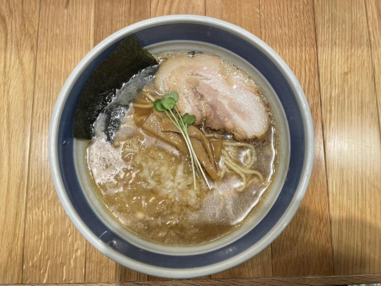 具は豚バラのチャーシュー、メンマ、海苔、刻み玉ねぎ、カイワレ大根。すべてに『双麺』のこだわりが詰まっている。