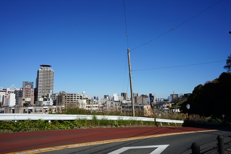 坂道を上っていくと街並みがだんだん小さくなっていく。