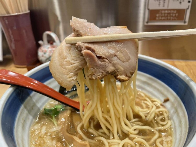 こだわりを感じられるホロホロのチャーシュー。