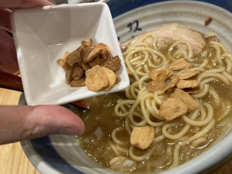 フライドガーリックを追加で投入。ガーリックの風味がガツンと香る。