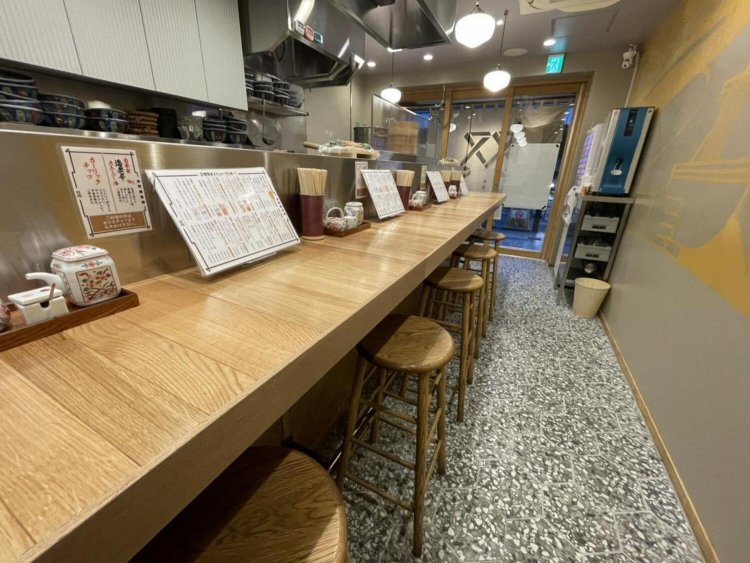 1階はカウンター席なので気軽に入店できる。