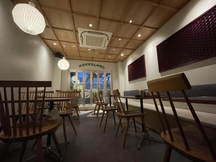 2階はお洒落な居酒屋になっている。